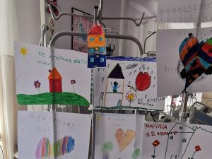 «Πάμε Φώτη μας»: Οι συμμαθητές του γέμισαν με ζωγραφιές το δωμάτιο στο νοσοκομείο (φωτό)