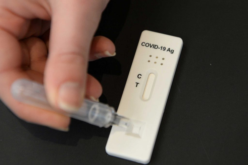 Γονείς, προσοχή! Σήμερα πρέπει να κάνoυν το self test τα παιδιά για να πάνε σχολείο αύριο (18/10)