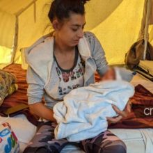 Σεισμός 5.8 Κρήτη: Οικογένεια με το 6 ημερών μωράκι της ζει σε σκηνή (φωτό)