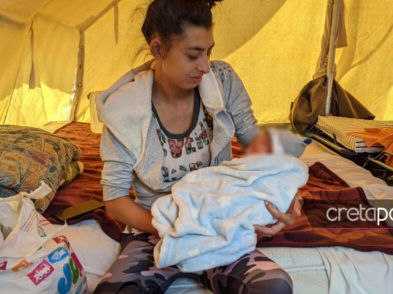 Σεισμός 5.8 Κρήτη: Οικογένεια με το 6 ημερών μωράκι της ζει σε σκηνή (φωτό)