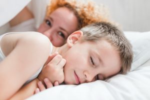 Το να ξαπλώνεις δίπλα στο παιδί σου μέχρι να αποκοιμηθεί δεν είναι "κακή συνήθεια"