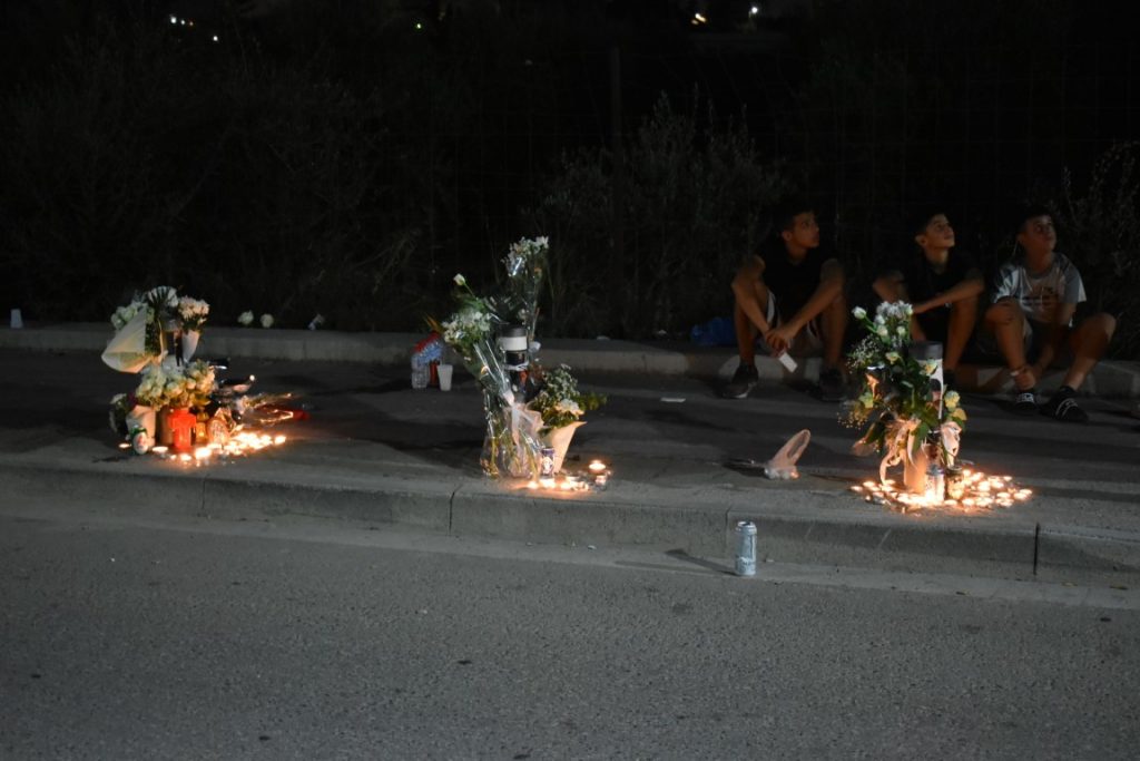 Θλίψη και πόνος στη κηδεία του 17χρονου Ματθαίου που "έσβησε" στην άσφαλτο - Το αντίο των συμμαθητών του