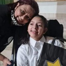 «Σήμερα γραφτήκαμε στο γυμνάσιο, αλλά δεν είμαστε χαρούμενες»: Συγκινεί η μαμά 14χρονης με ιχθύωση