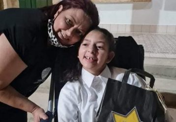 «Σήμερα γραφτήκαμε στο γυμνάσιο, αλλά δεν είμαστε χαρούμενες»: Συγκινεί η μαμά 14χρονης με ιχθύωση