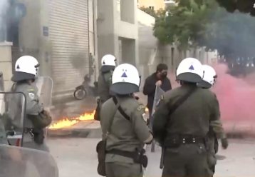 Εικόνες ντροπής στο ΕΠΑΛ Σταυρούπολης: Μάχη με πολιτική χροιά μεταξύ μαθητών και κουκουλοφόρων (video)