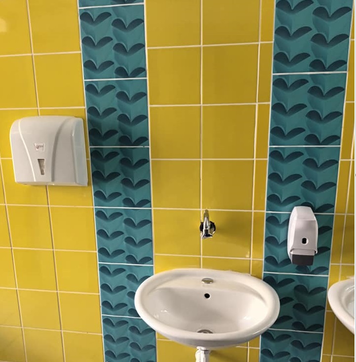 Οι τουαλέτες αυτού του δημόσιου σχολείου στον Πειραιά "πλημμύρισαν" από χρώμα χάρη στους γονείς!