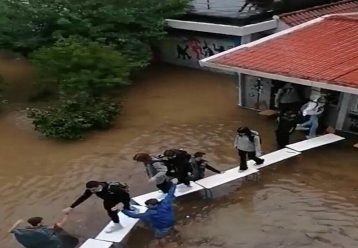 Οι μαθητές κατακεραυνούν την Κεραμέως για το πλημμυρισμένο σχολείο στη Νέα Φιλαδέλφεια