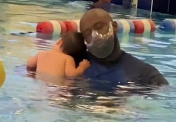 Βρείτε έναν δάσκαλο κολύμβησης που να αγαπά τόσο πολύ τα παιδιά όσο αυτός (video)
