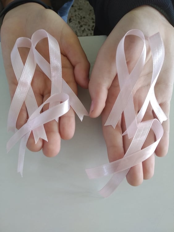 Ηχηρό μήνυμα για τον καρκίνο του μαστού έστειλε αυτό το σχολείο - Μαθήτρια έκοψε τα μαλλιά της και τα χάρισε (φωτό)