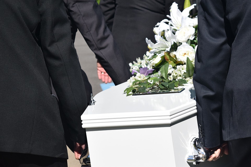 Θρήνος στη κηδεία της 26χρονης εγκύου που "έσβησε" σε τροχαίο στην Πατρών – Πύργου