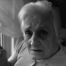 "Να έχεις την ευχή μου και να μην γκρινιάζεις στην ζωή σου": Τα λόγια της γιαγιάς που έχω πάντα στο νου μου