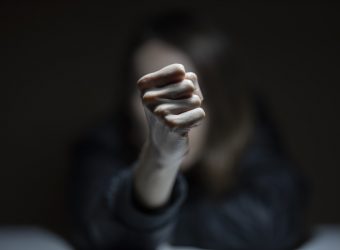 Σοκ στα Βόρεια Προάστια: 15χρονες έπαιξαν άγριο ξύλο για έναν...βιασμό