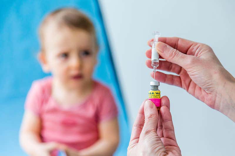 Πήγαν τα μικρά παιδιά τους για εμβόλιο γρίπης και τους έκαναν του κορωνοϊού: Τι επιπλοκές παρουσίασαν