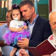 Βαφτίστηκε η Ανθή: Η συγκινητική ιστορία του μωρού από το σεισμόπληκτο Δαμάσι είναι ένα μάθημα ανθρωπιάς