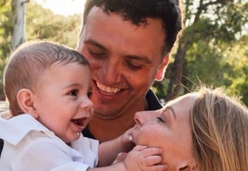 Τζένη Μπαλατσινού: Push ups με τον 10 μηνών γιο της