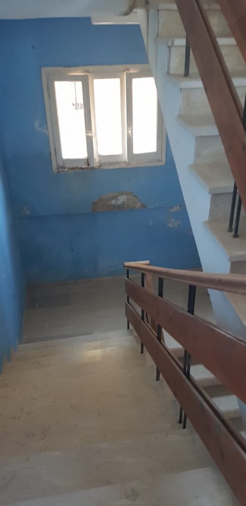 Εικόνες ντροπής σε Νηπιαγωγείο: Μουχλιασμένοι τοίχοι, ρωγμές και σκουριασμένα καλοριφέρ (φωτό)