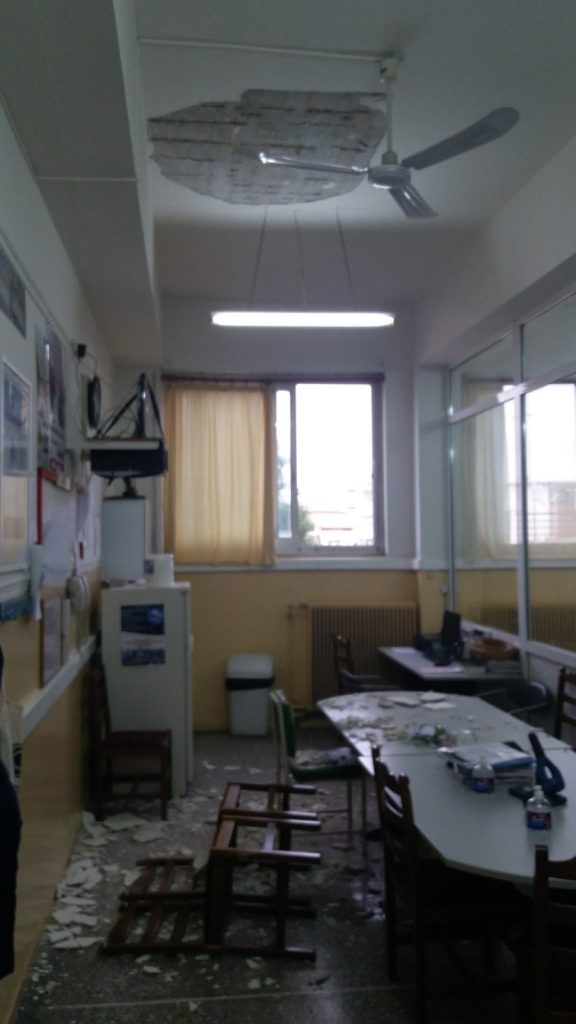 Έπεσαν οι σοβάδες της οροφής σε Δημοτικό Σχολείο της Αττικής - Σοκάρουν οι εικόνες 