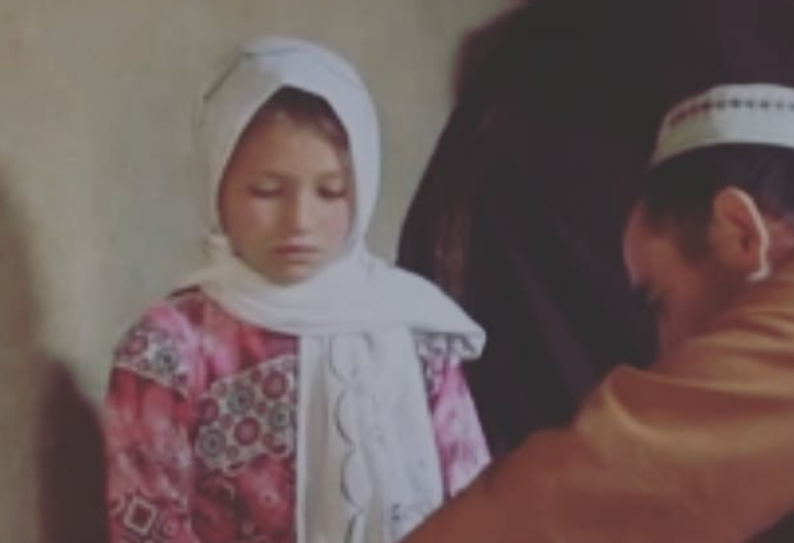 «Φοβήθηκα όταν με πούλησαν σε γέρο»: Συγκλονίζει η 9χρονη που γλίτωσε τον εφιάλτη (video)