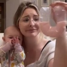 “Δεν ήμουν προετοιμασμένη γι’αυτό!”: Viral η μαμά που το μητρικό γάλα της έγινε ροζ (βίντεο)