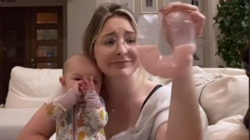 “Δεν ήμουν προετοιμασμένη γι’αυτό!”: Viral η μαμά που το μητρικό γάλα της έγινε ροζ (βίντεο)