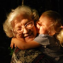Γιατί οι γιαγιάδες νιώθουν περισσότερο δεμένες με τα εγγόνια τους παρά με τα παιδιά τους;