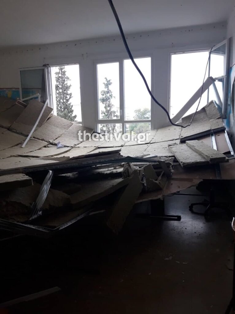 Πανικός σε Δημοτικό: Κατέρρευσε η ψευδοροφή της τάξης – Πώς γλίτωσαν οι μαθητές (video)