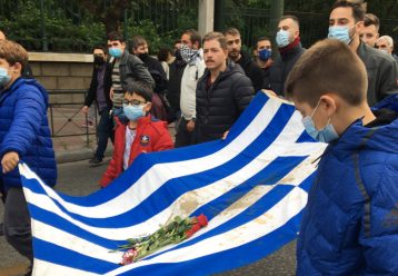 48η Επέτειος του Πολυτεχνείου: Για πρώτη φορά την αιματοβαμμένη σημαία στην πορεία κρατάνε μικρά παιδιά
