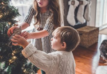 4 ΒΑΣΙΚΕΣ οδηγίες πριν στολίσετε για Χριστούγεννα με τα παιδιά