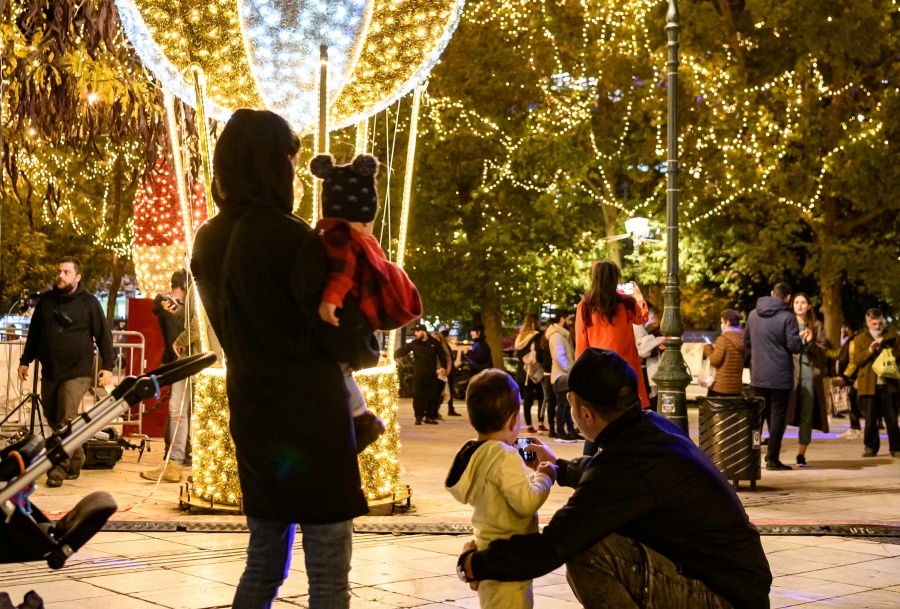 Χριστούγεννα στην Αθήνα: Δείτε τη φαντασμαγορική φωταγώγηση του Δέντρου στην Πλατεία Συντάγματος