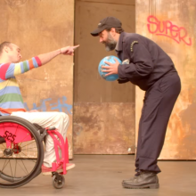 Είδαμε: «Πιο Δυνατός κι από τον Σούπερμαν» - Μια παράσταση-εμπειρία για την αναπηρία "εκ των έσω"
