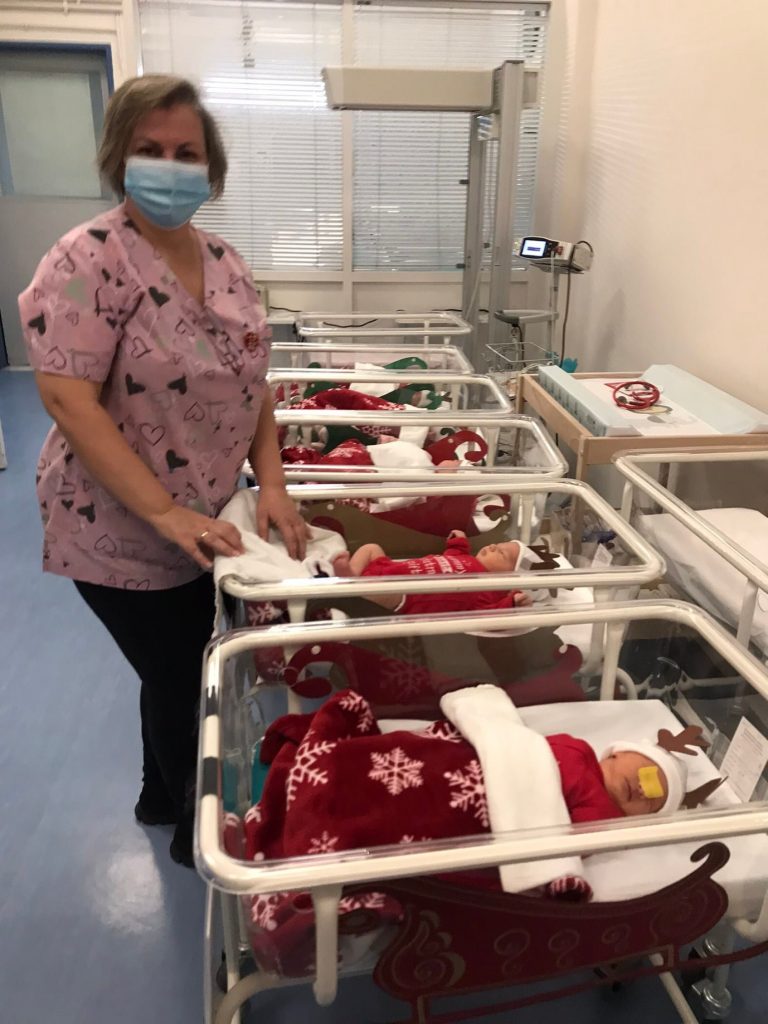 "Λιώσαμε" με τη φωτογραφία των νεογέννητων μωρών του Αρεταίειου που είναι ντυμένα ταρανδάκια 