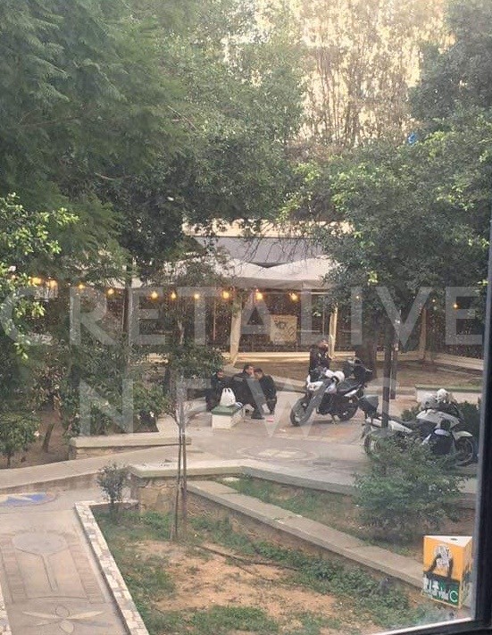 Ηράκλειο: Αστυνομικοί της ΔΙ.ΑΣ βρήκαν αφημένο σε χαρτόκουτo ένα κοριτσάκι