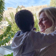 «Επιτέλους, σπίτι μας»: Η Χριστίνα Κοντοβά αγκαλιά με την κορούλα της στην Αθήνα (εικόνες)