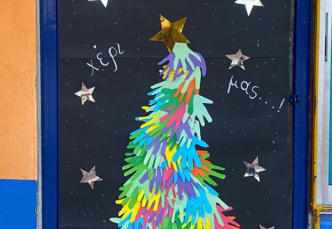 «Η γιορτή είναι στο χέρι μας»: Το τέλειο χριστουγεννιάτικο δέντρο που έφτιαξε δάσκαλος με τις… «μούντζες» των μαθητών
