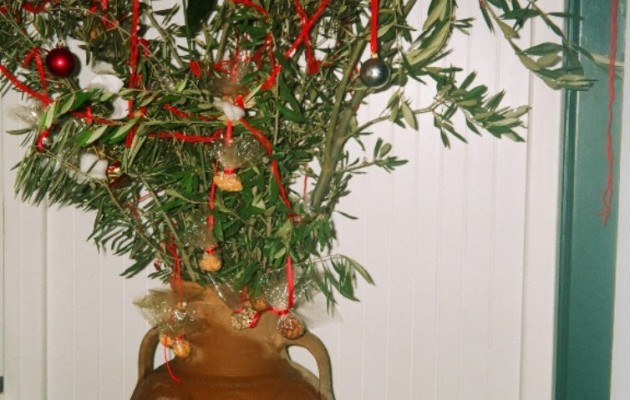 Ειρεσιώνη: Κι όμως, και οι Αρχαίοι Έλληνες είχαν… «χριστουγεννιάτικο δέντρο»