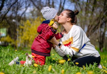 Γιατί δεν πρέπει να φιλάμε τα παιδιά μας στο στόμα; Οι ειδικοί απαντούν