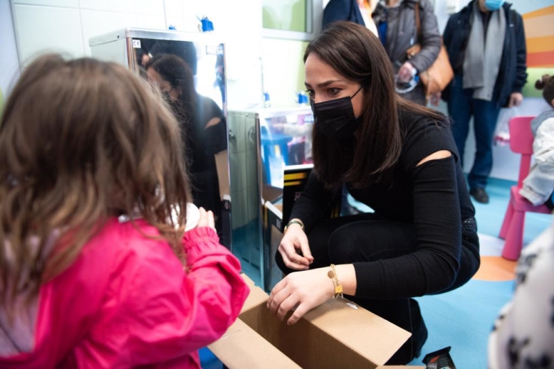 Μίνα Γκάγκα- Δόμνα Μιχαηλίδου μοίρασαν δώρα στα εγκαταλελειμμένα βρέφη και παιδιά του Νοσ. Παίδων 