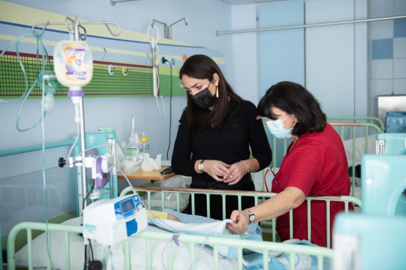 Μίνα Γκάγκα- Δόμνα Μιχαηλίδου μοίρασαν δώρα στα εγκαταλελειμμένα βρέφη και παιδιά του Νοσ. Παίδων 