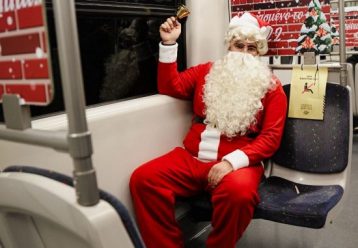 Ο Άγιος Βασίλης αφήνει το έλκηθρό του και πάει βόλτα με τα ΜΜΜ - Πού θα τον συναντήσετε