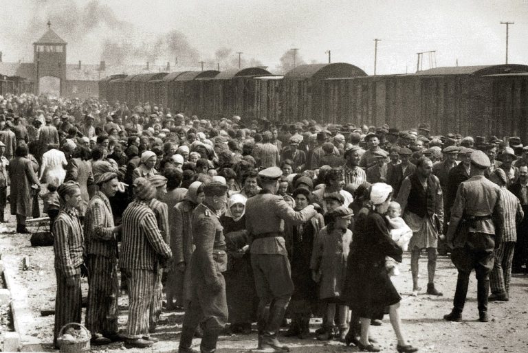 Kόκκινη μεταξωτή κορδέλα: Μια συγκλονιστική ιστορία για να μιλήσουμε στα παιδιά για το Ολοκαύτωμα