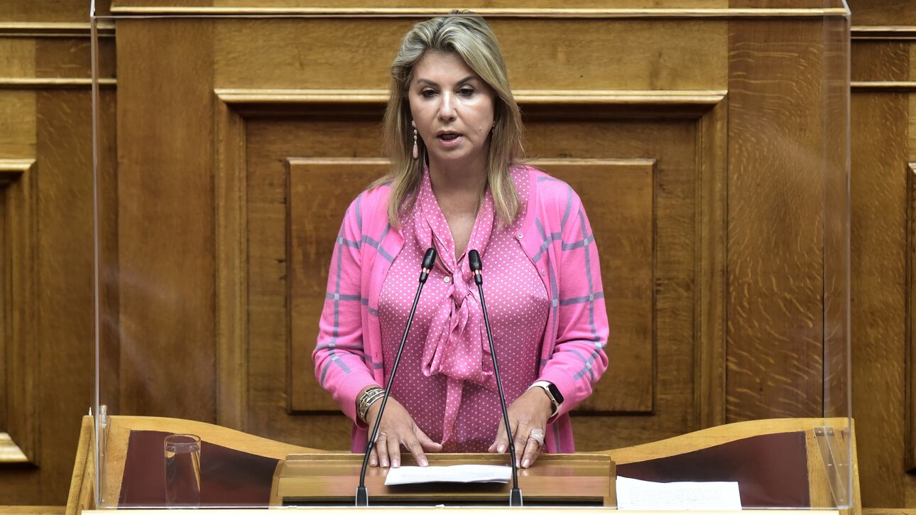 Οι απουσίες εκπαιδευτικών λόγω Covid-19 θα φέρουν συγχωνεύσεις στα τμήματα; Η Ζέτα Μακρή απαντά