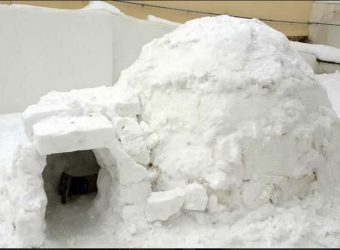 Άνδρος: Μικροί... Εσκιμώοι βγήκαν στα χιόνια κι έφτιαξαν κανονικό ιγκλού! (εικόνες)