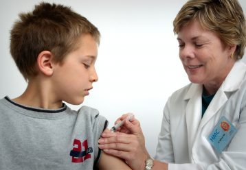 Πώς θα εμβολιάσετε το παιδί σας σε ιδιωτικό ιατρείο ή στο σπίτι