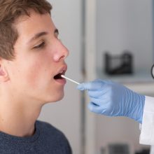 Επιδημιολόγοι: Η «Όμικρον» ανιχνεύεται καλύτερα σε δείγμα από το στόμα!