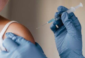 Με αρνητικό rapid test ο εμβολιασμός παιδιών που έχουν έρθει σε επαφή με κρούσμα