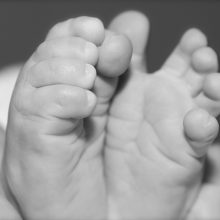 Κύπρος: 2,5 μηνών μωρό ξεψύχησε στο Μακάρειο - Υπό κράτηση οι γονείς έπειτα από τη σοκαριστική νεκροτομή
