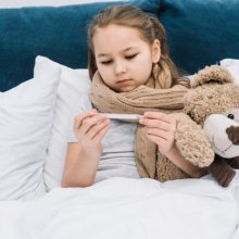 Παιδίατρος: "Κυκλοφορούν κρούσματα γρίπης και κορωνοϊού -Τι να προσέξετε αν το παιδί αρρωστήσει"