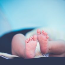 Μετάλλαξη Όμικρον: Πώς εκδηλώνεται στα μωρά και τι να κάνετε για να τα προστατεύσετε
