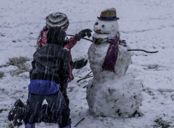 "Ας χαρούμε το χιόνι": H ανάρτηση αυτού του Δημοτικού ενθουσίασε τους μαθητές