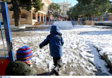 Χιόνια ακόμα στα προαύλια πολλών σχολέιων - Πώς θα πάνε τα παιδιά αύριο;